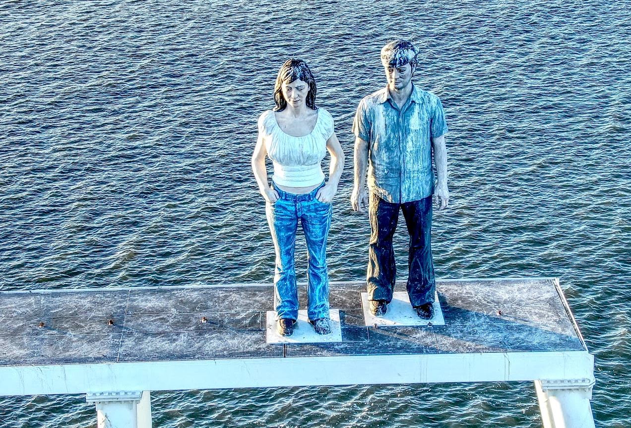 Newbiggin-by-the-Sea Couple statue